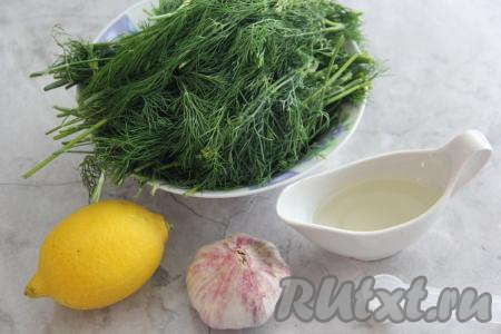 Подготовить продукты для приготовления укропного соуса с чесноком на зиму.  Укроп вымыть, обсушить, веточки отделить от зелени (веточки нам не понадобятся). Чеснок почистить, количество чеснока можете регулировать на свой вкус (мне обычно достаточно 2 средних зубчиков чеснока).