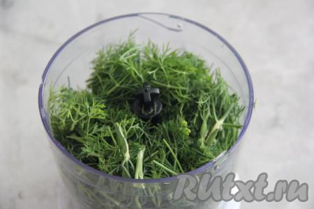 100 грамм зелени укропа крупно нарезать и выложить в чашу измельчителя.