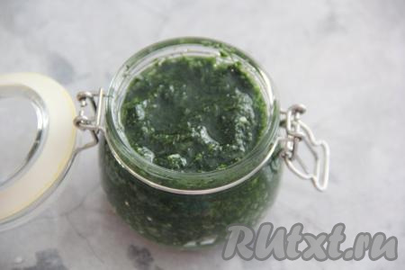 Поверх соуса влить 1 чайную ложку растительного масла и закрыть банку крышкой.