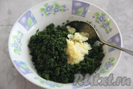 Измельчённый укроп переложить в тарелку. Зубчики чеснока пропустить через пресс (или натереть на мелкой тёрке). Лимон вымыть и снять с него цедру, не затрагивая белый слой, находящийся под жёлтым слоем цедры. Добавить к измельчённому укропу 1,5 столовых ложки растительного масла, 1 чайную ложку цедры, половину чайной ложки соли и измельчённый чеснок, хорошо перемешать.