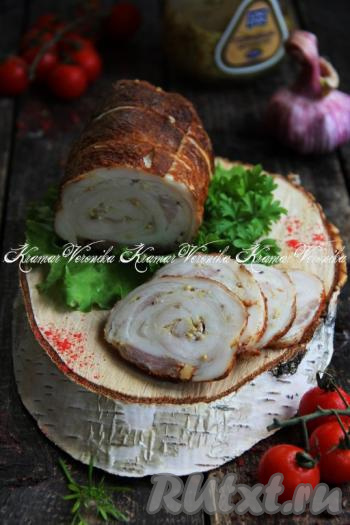 Рулет из сала в духовке