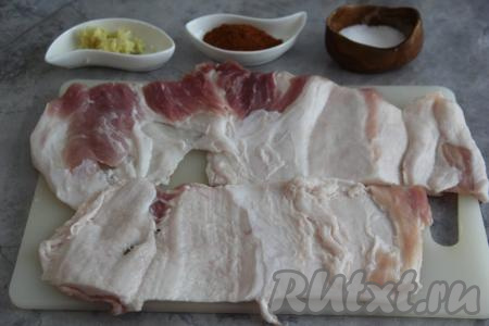 Сало разрезать вдоль на тонкие пласты толщиной 0,5 сантиметра. У меня получилось два пласта. Чеснок пропустить через пресс.