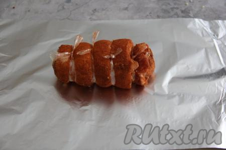 Выложить рулет из сала на кусок фольги, плотно завернуть его со всех сторон в фольгу и переложить в форму для запекания (или на противень).