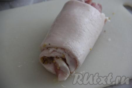 Один пласт сала свернуть, начиная с узкой стороны, в достаточно плотный рулет. Вокруг получившегося рулета нужно обернуть второй пласт сала. В результате у нас из двух пластов сала должен получиться 1 достаточно плотный рулет.