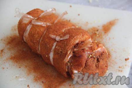 Обсыпать сверху паприкой и хорошо втереть её в сало.