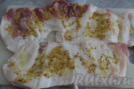 Смазать сверху сало горчицей (у меня - зернистая).