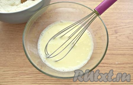 Ручным венчиком смешиваем молочную смесь до однородности. Взбивать не нужно.