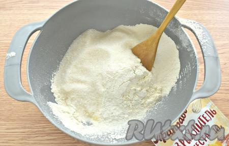 Свежие ягоды чёрной смородины перебираем, удаляя веточки и подпорченные ягодки, промываем водой и выкладываем обсушиться на бумажное полотенце. Если готовите с замороженной чёрной смородиной и на ягодках нет большого количества замороженной воды, тогда их можно предварительно не размораживать. Если же на ягодках много льда, тогда немного разморозьте их и лишнюю воду слейте. В глубокую широкую миску просеиваем муку. Всыпаем к муке сахар, щепотку соли, разрыхлитель и ванилин.