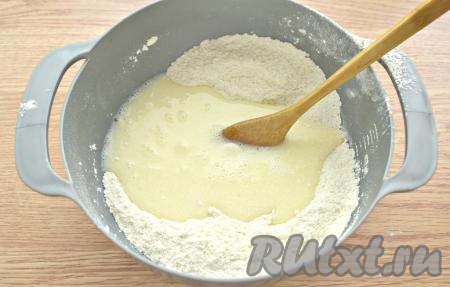 Молочную смесь переливаем в мучную смесь, перемешиваем.