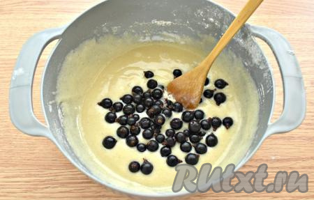 В тесто добавляем чёрную смородину, перемешиваем ложкой.