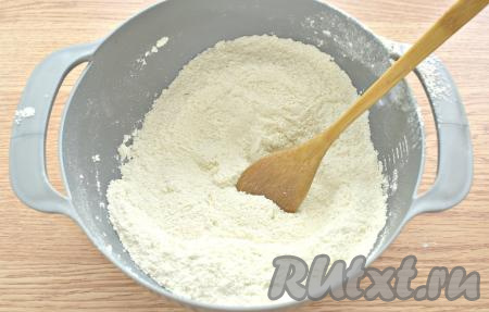 Перемешиваем получившуюся мучную смесь до однородности.