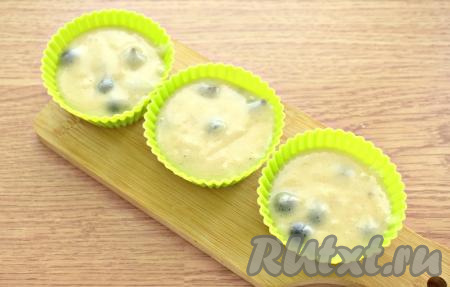 Тесто раскладываем в формочки для маффинов&nbsp;(у меня - силиконовые, смазывать их не нужно). Заполняем формочки тестом на 2/3 объёма, так как во время выпечки тесто будет подниматься. В зависимости от размера формочек получается 12-14 маффинов.