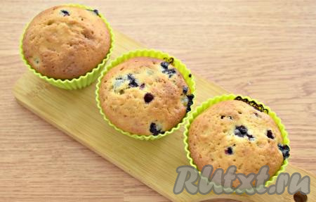 Ставим формочки на противень и отправляем в разогретую до 200 градусов духовку на 25-30 минут. Готовность проверьте, проколов тесто маффинов сухой деревянной шпажкой, если шпажка после прокола останется сухой, на ней не будет следов теста, значит доставайте выпечку из духовки.