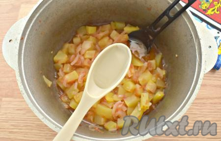 Спустя 20 минут в салат из кабачков, перца и помидоров вливаем уксус, перемешиваем. Держим на огне ещё 1 минуту.