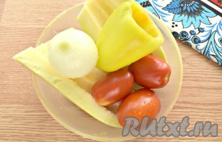 Очищаем кабачки от кожуры и семян. Моем помидоры, отрезаем место, в котором находилась плодоножка. С лука удаляем шелуху. Очищаем перцы от семенной коробочки, ополаскиваем.