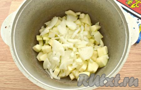 200 грамм подготовленного лука нарезаем, в зависимости от его размера, на четверть кольца (или полукольца), выкладываем к кабачкам.