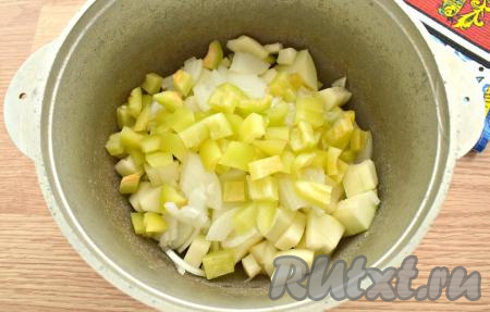 Нарезаем 200 грамм болгарского перца на кубики (или брусочки), добавляем к кабачкам с луком.