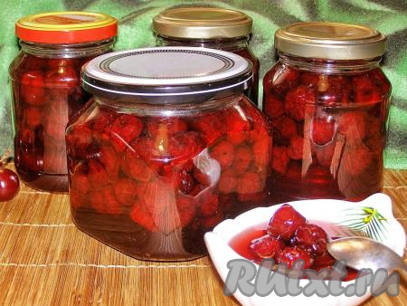 Когда варенье полностью остынет, его можно убрать на хранение в тёмное место, оно хорошо хранится всю зиму при комнатной температуре. Вкусное, красивое и ароматное вишнёвое варенье, приготовленное без косточек по этому простому рецепту, можно подать к чаю, блинчикам, оладьям или мороженому.