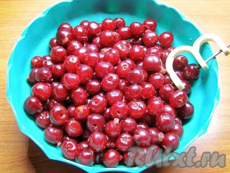 Из вишни удаляем косточки. Удобнее всего удалять косточки специальным приспособлением (но можно вынуть из ягод косточки с помощью булавки, шпильки или деревянной шпажки). Для варки нам потребуется 1 килограмм вишен без косточек.