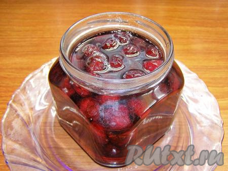 Банки нужно заранее простерилизовать, а крышки - предварительно прокипятить (я с момента закипания воды кипячу крышки минут 5). Разливаем горячее вишнёвое варенье по заранее простерилизованным банкам, немного не доходя до верха, и закручиваем (или закатываем) крышками.