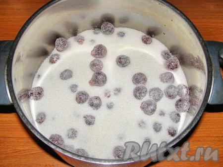 Перекладываем вишню без косточек в кастрюлю, в которой будет вариться варенье, и засыпаем ягоды сахаром.