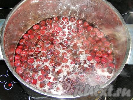 Когда вишня с сиропом остынут, снова ставим кастрюлю с будущим вареньем на средний огонь, даём закипеть, а после этого ещё раз варим 5 минут на минимальном огне, после чего убираем с огня и второй раз даём варенью полностью остыть.