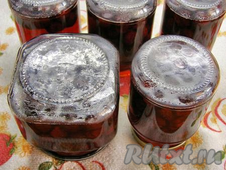 Закрытые банки с вареньем переворачиваем вверх дном, укутываем тёплым пледом (или одеялом) и оставляем полностью остыть.