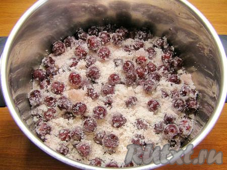 Немного встряхиваем кастрюлю, чтобы сахар равномерно распределился по ягодам. Оставляем при комнатной температуре на 3-4 часа (можно оставить и на ночь), чтобы ягоды пустили сок. Перемешивать вишню с сахаром не нужно, иначе можно раздавить или помять ягоды.