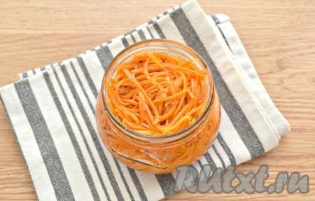 Морковку с маслом и специями перекладываем в чистую сухую банку объёмом 0,5 литра, хорошо утрамбовываем, закрываем крышкой и убираем в холодильник, как минимум, на 2 часа (можно оставить и на более длительное время, например на ночь), чтобы морковь хорошо промариновалась.