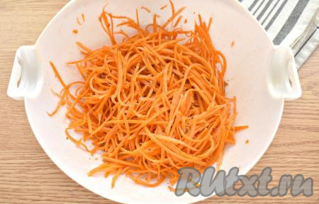Хорошо перемешиваем морковку с маринадом и оставляем пропитаться на 15 минут.