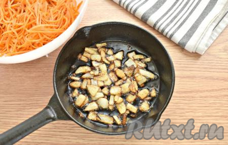 Очищаем репчатый лук, нарезаем его на крупные кусочки. Обжариваем нарезанный лук на сковороде в растительном масле на среднем огне до яркого румянца, иногда помешивая.