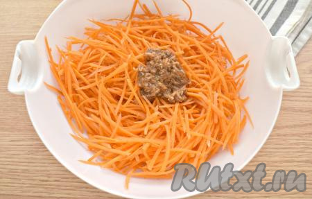 Получившийся маринад добавляем к натёртой морковке.