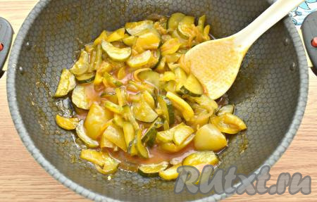 Тушим лечо из болгарского перца и огурцов ещё 10 минут, иногда помешивая. В конце приготовления вливаем уксус, перемешиваем. Снимаем лечо с огня.