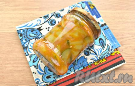 Раскладываем горячее лечо по простерилизованным банкам, сразу же закручиваем (или закатываем) прокипячёнными крышками. Переворачиваем баночки, ставим их на крышки, укутываем в плед (или в одеяло) и оставляем их до полного остывания.