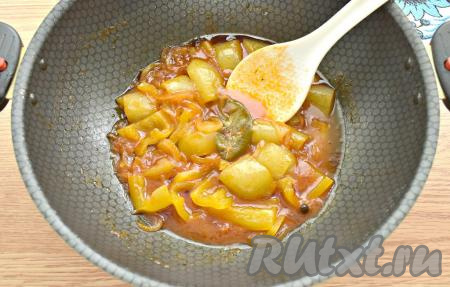 Даём закипеть на среднем огне, а затем тушим овощи на небольшом огне, иногда перемешивая, минут 30. 