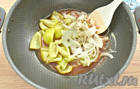 Болгарский перец, очищенный от плодоножки и семечек, нарезаем на кусочки среднего размера (или на лепестки). Нарезаем очищенный лук полукольцами. Нарезанные перец и лук&nbsp; перекладываем в сковороду с томатным соусом, перчим, добавляем лавровый лист и горошины душистого перца, перемешиваем.