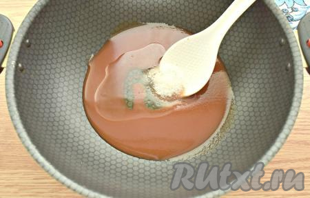 Банки для хранения лечо заранее стерилизуем на пару (или в микроволновке, или в посудомойке, или в духовке), крышки кипятим с момента закипания воды в течение 3 минут. Готовить лечо можно в глубокой сковороде (как это сделала я), в казане или сотейнике. В сковороду выкладываем томатную пасту, вливаем к ней тёплую прокипячённую воду и растительное масло, всыпаем сахар и соль, сразу перемешиваем, доводим на среднем огне томатный соус до кипения, затем провариваем на небольшом огне 2-3 минуты.