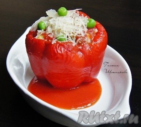 Наши наивкуснейшие перцы, фаршированные мясом и овощами, вынимаем из духовки, дополняем кетчупом и подаём к столу. Я перед подачей посыпала натёртым сыром. Перец готовится без добавления в начинку риса, а получается блюдо достаточно сытным.