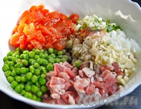 Мелко нарезаем свинину. С помидоров удаляем кожуру. Легче всего это сделать, обдав помидоры кипятком. Репчатый лук и чеснок очищаем и нарезаем на мелкие кусочки. Соединяем мясо, горошек, лук, чеснок, нарезанные на мелкие кусочки помидоры, зиру. Солим, перчим по вкусу, перемешиваем.