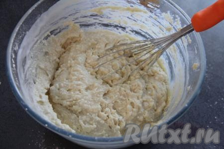 Творожное тесто должно получиться однородным, в меру густым.
