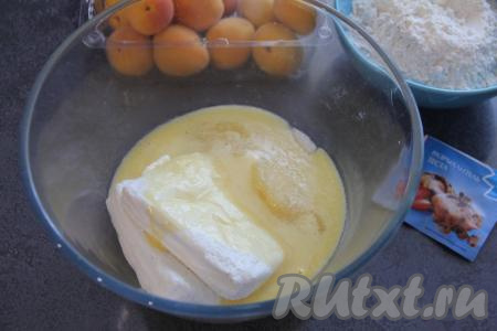 Масло растопить до жидкого состояния (можно растопить, например, в микроволновке). Если масло сильно нагрелось, дать ему немного остыть. В объёмной миске растопленное масло соединить с творогом и сахаром, перемешать массу венчиком.