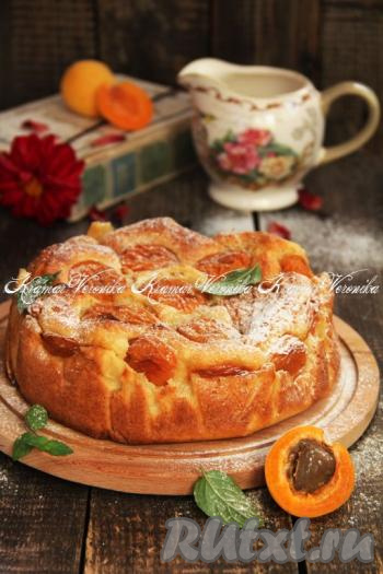 Выпекать творожный пирог с абрикосами в разогретой духовке примерно 1 час при температуре 180 градусов. Готовность можно проверить при помощи сухой деревянной лучинки, если после прокалывания пирога она останется сухой, значит наша выпечка готова!