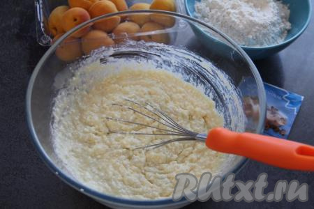 Всыпать ванильный сахар и соль, влить кефир, перемешать.