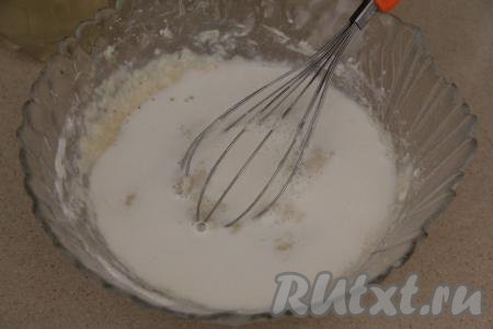 Перемешать тесто до однородного состояния. Влить оставшееся молоко.