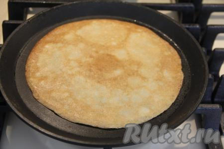 Сковороду (я выпекала на сковороде диаметром 20 сантиметров), раскалить, смазать немного маслом, влить половник теста, равномерно распределяя его, и выпекать луковый блинчик на среднем огне с двух сторон до золотистого цвета, затем переложить на тарелку. В состав теста входит растительное масло, которое препятствует прилипанию блина к сковороде, поэтому смазывать сковороду перед выпеканием очередного блинчика нужно по мере необходимости. Перед выпечкой очередного блина желательно перемешивать блинное тесто, чтобы оно не "слёживалось". Постепенно пожарить все блины (у меня из этого количества ингредиентов обычно получается 12-13 штук), складывая их горочкой на тарелку.