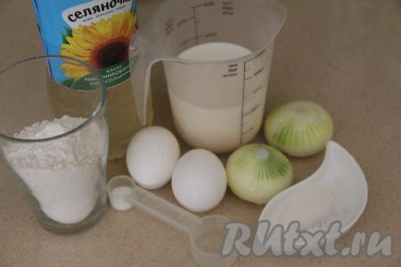 Подготовить продукты для приготовления луковых блинчиков. Лук почистить.