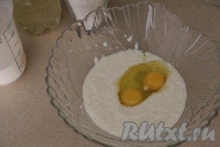 В объёмной миске соединить луковое пюре и яйца, добавить соль и сахар.