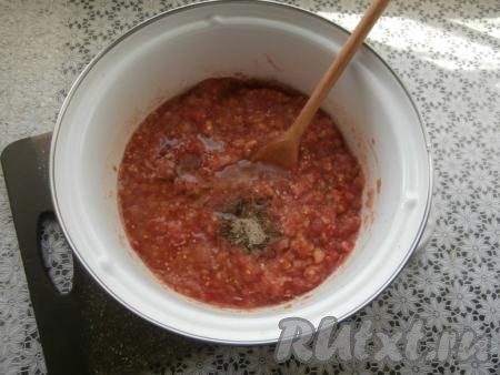 Добавить соль, влить растительное масло, всыпать чёрный молотый перец.