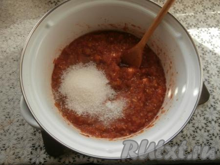 Сюда же всыпать сахар, перемешать яблочно-овощную смесь. Поставить кастрюлю на средний огонь, а после закипания варить аджику на небольшом огне под прикрытой крышкой 30 минут, периодически её нужно перемешивать.