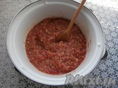 Нарезанные яблоки и овощи пропустить через мясорубку в кастрюлю, в которой планируете варить аджику.